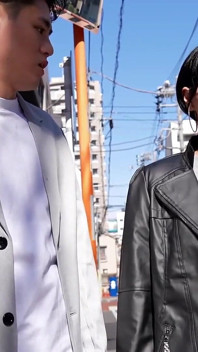 巨大な胸を隠すよそよそしいボーイっぽい彼女との退屈なデート 実写版。第1章