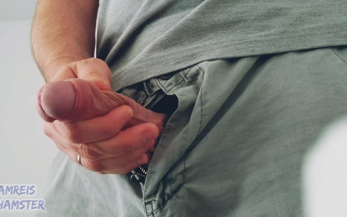 Amreis: Masturbation - Vor-abspritzen und sperma. Orgasmus in shorts bei der arbeit.