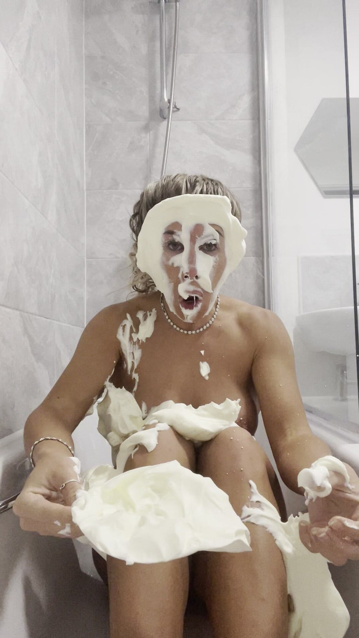 CALLIE ROKS: 在浴缸里赤身裸体被的馅饼