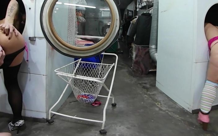 Thagson VR 360: Empat gadis hot di ruang laundry mulai muasin memek mereka...