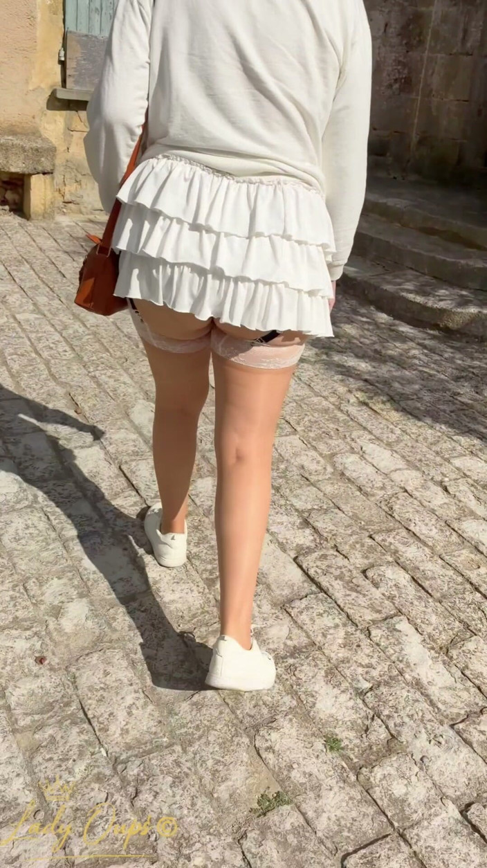 Lady Oups: Skirt mini Lady Oops yang terlalu pendek
