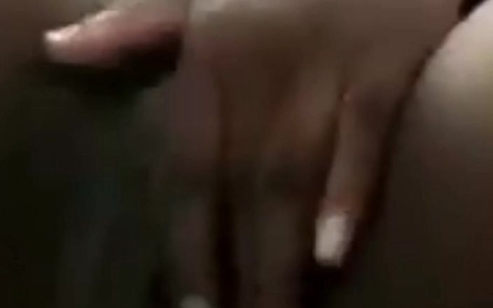 Barqueen: मेरी गीली चूत में हस्तमैथुन करते हुए लगभग पकड़ा गया