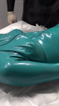 Amatérka obtěžuje domina, krk s výstřikem, životní chyba