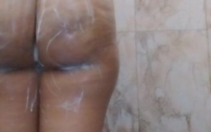 Riya Thakur: Fată adolescentă indiancă sexy făcând baie
