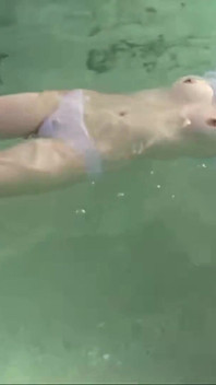 Gravure Idol Đằng sau hậu trường ở Okinawa, khoảnh khắc khoe thân táo bạo được chụp lại kín đáo đầu tiên