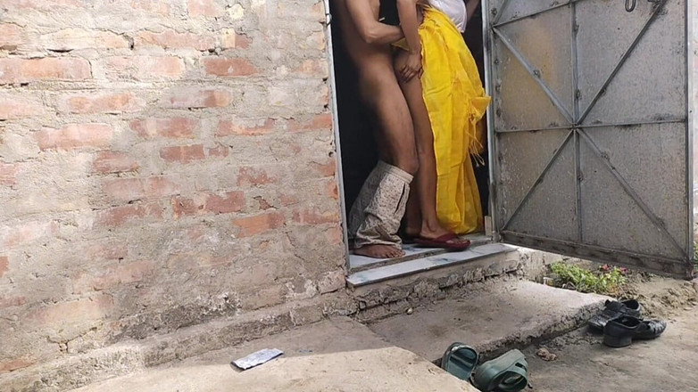 Fantacycutting: Indische hausfrau im freien ficken mit schwager des nachbarn