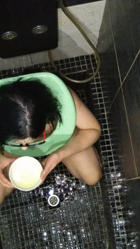 Soție sexy care are parte de o încărcătură enormă de pișat pe față