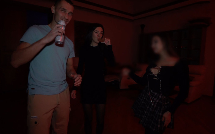 Кэти Вест: Студентки на секс-вечеринке развлекаются и занимаются сексом, сперма в рот