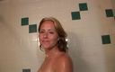 CBD Media: Pulchna milf zostaje sfilmowana palcami jej cipki pod prysznicem