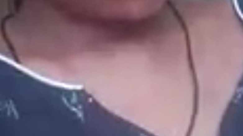 DesiBurChudai: Dopo che il marito è uscito, lui il fratellastro molto ferocemente