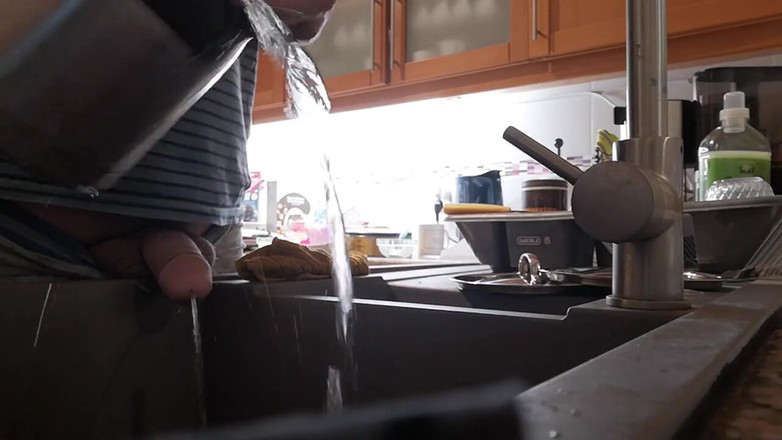 Rafael Torreano: Kencing pagi ke dalam sinki dapur