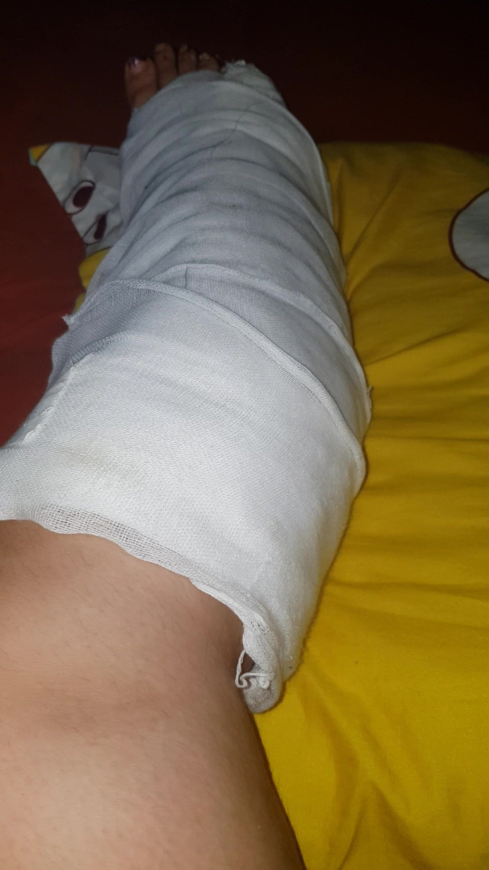 LoraBbw: Aku lagi asik goyangin kakiku di ruangan casting bokep pertamanya