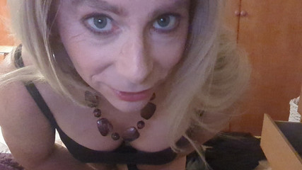 NikkiGee: お久しぶりです、ベッドでお越しください...