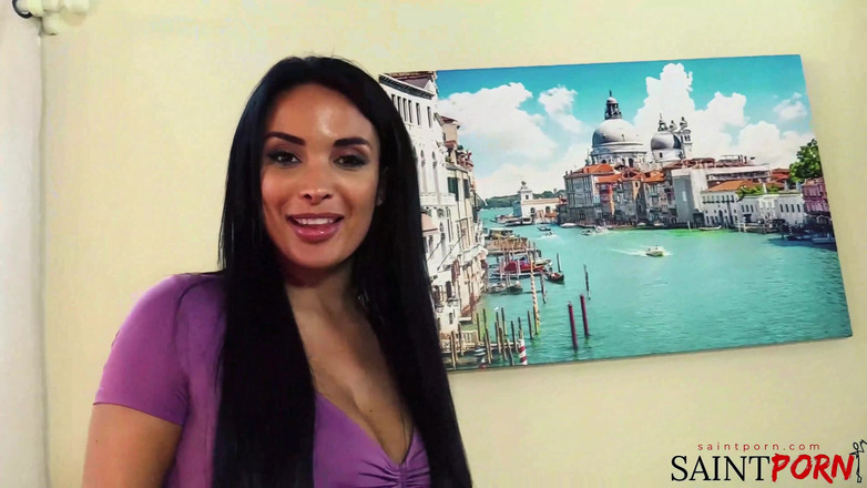 SaintPorn: Velká prsa Anissa poskakují, když si Mike prstí mokrou kundičku