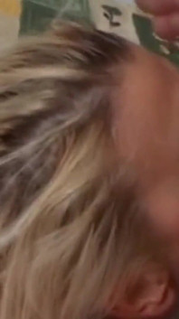 Jebanie twarde gardło jest tym, co sprawia, że ten blond orgazm