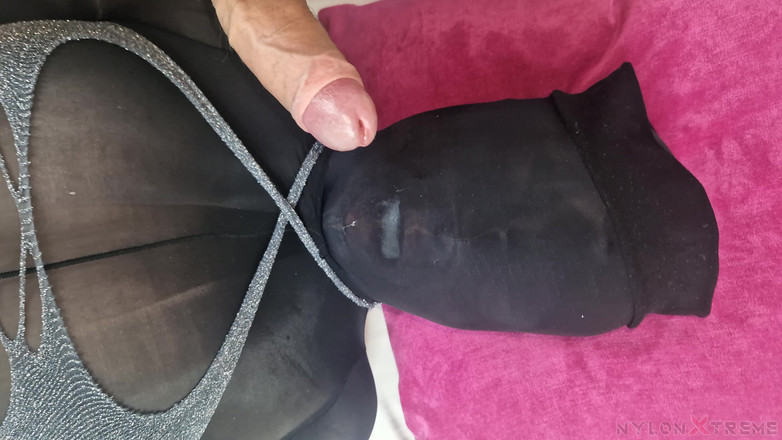 Nylon Xtreme: POV Elena Clark Masturbazione Nylon Grigio E Nero