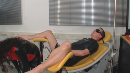 Rubber & Clinic Studio - 1ATOYS: Perverser blowjob in gummi