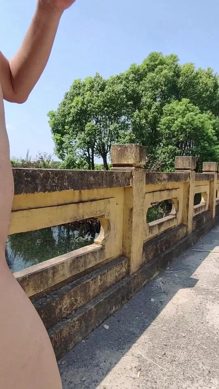 ChineseBisexual: Montar una bicicleta desnuda