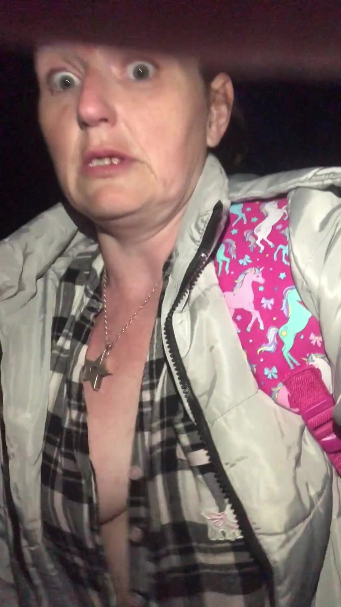 MistressWriggler: Wyciągnąłem Moje Cycki, Aby Spróbować Ochłodzić Się Podczas Chodzenia W...