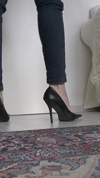 Extreem puntige hoge hakken dame Victoria Valente aftrekinstructies en een geweldig sperma voor puntige hakken