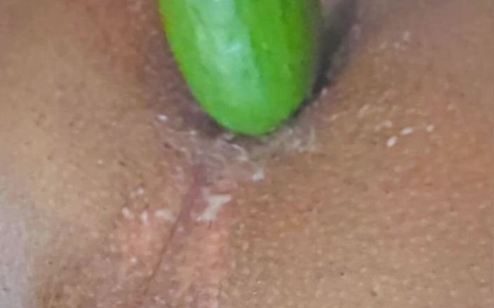rruh_2024: 享受新的性感内衣，然后用巨大的蔬菜操自己