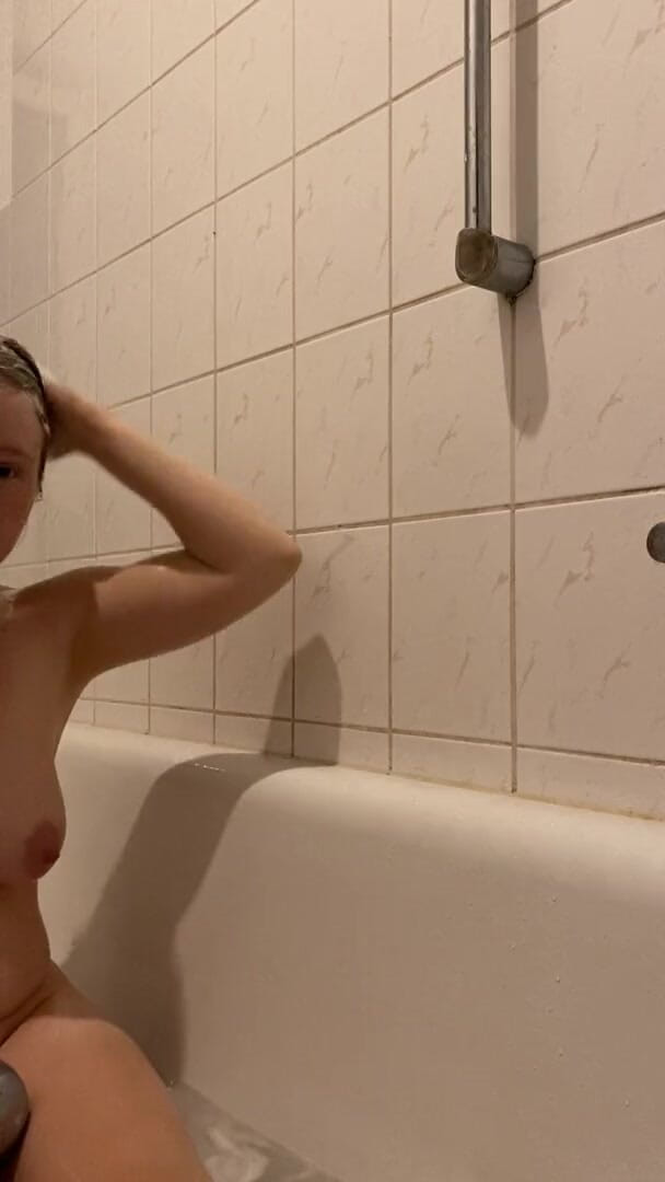 SweetLucy96: Telecamera nella doccia