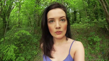 Faye Taylor: Faye Taylor sika majtki w lesie