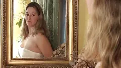 Una bella ragazza francese mentre indossa calze