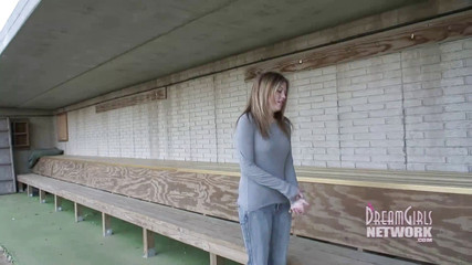 Dream Girls: Kouření sexy kozaté coed ukazuje na kampusu