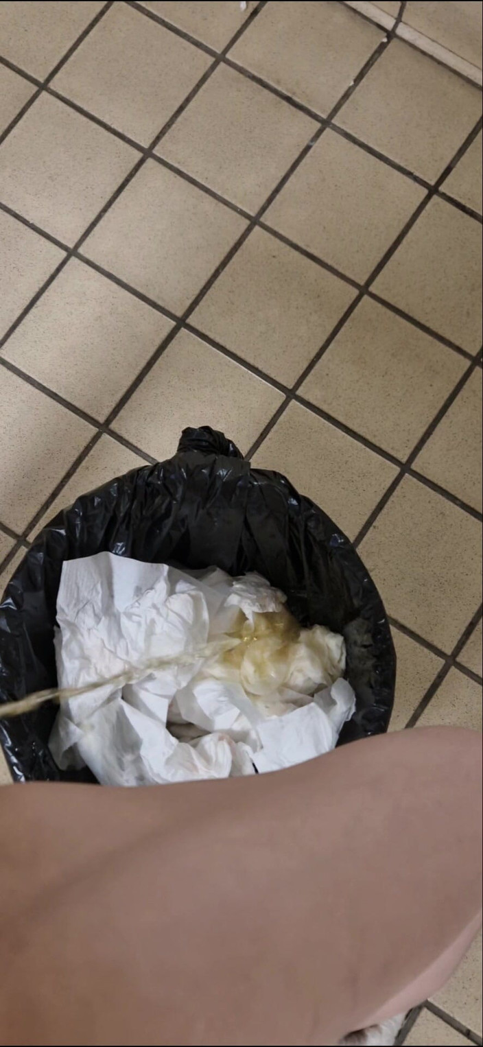 Lillia Cena: Pissing Su Trapunta, in Bidon, in Jeans, in Mutandine Sul...