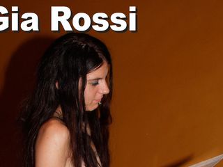 Picticon bondage and fetish: Gia Rossi naakte kantoormedewerker