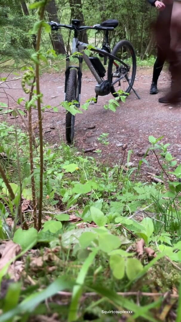 Spuirtcouplexxxx: Blonde milf buiten geneukt in het bos