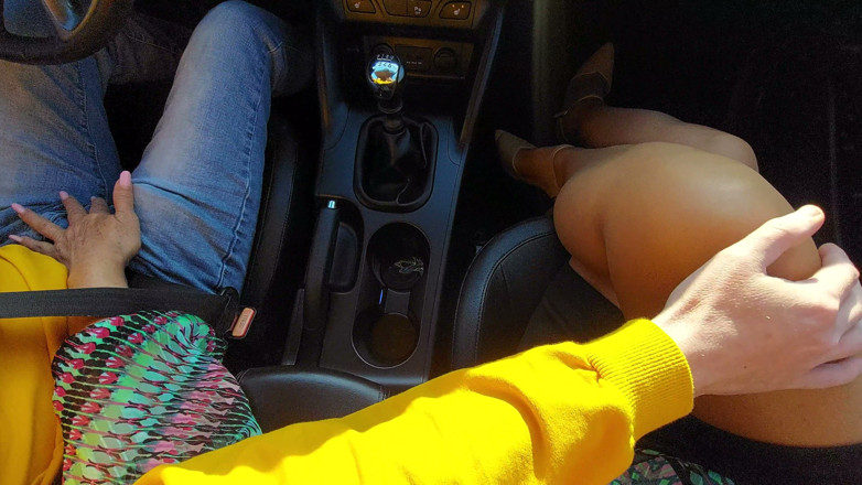 Step Mommy: Elegante und schöne MILF bestellt morgens ein Taxi auf dem...