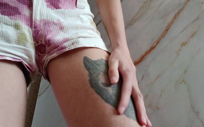 Lesbian-illusion: Aku sembunyi di balik lemari supaya tetanggaku nggak ngeliat aku...