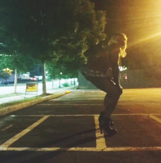 Kyla Throatz: 交通のための弱虫Twerking