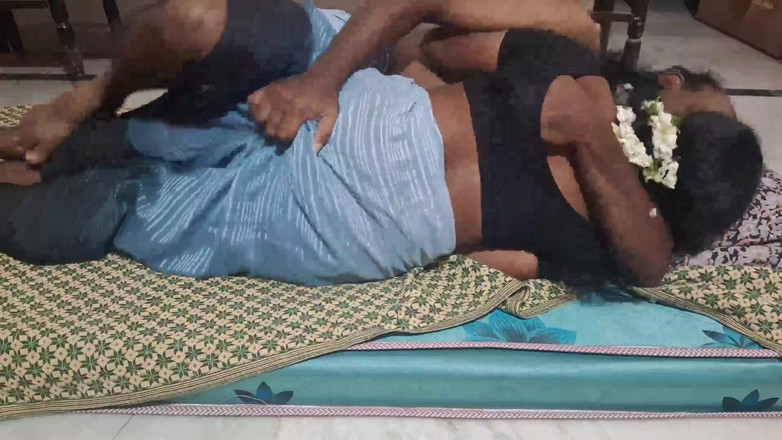 Desi palace: Bhabhi šuká v Sárí