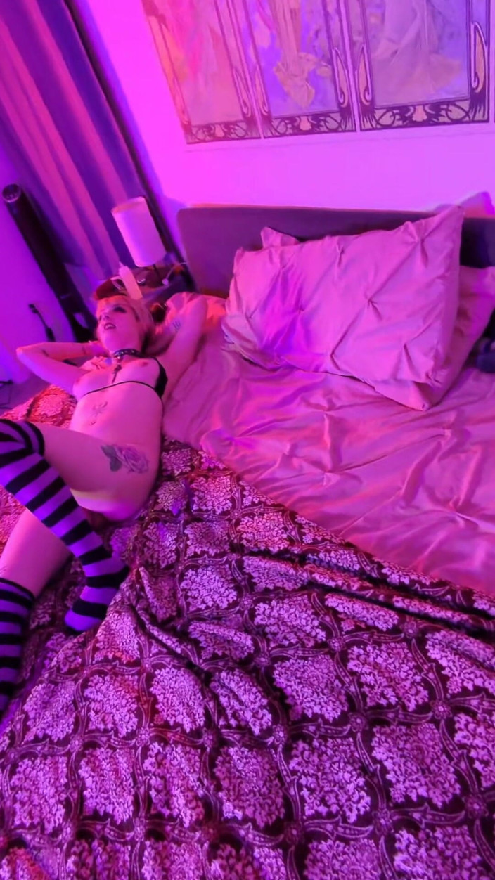 GoonFuel POV: Gótica Baddie estraga um pau grosso dolorido, ultra x violeta