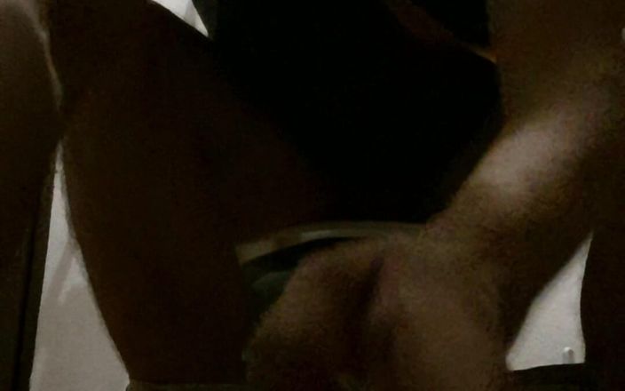 A large Portuguese dick: शौचालय में हस्तमैथुन