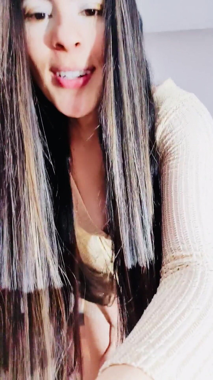 Vika_Sexting: Mistero nella pelle dorata