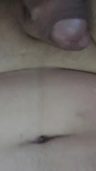 Starší chlap s tetováním tvrdě šuká Femboye