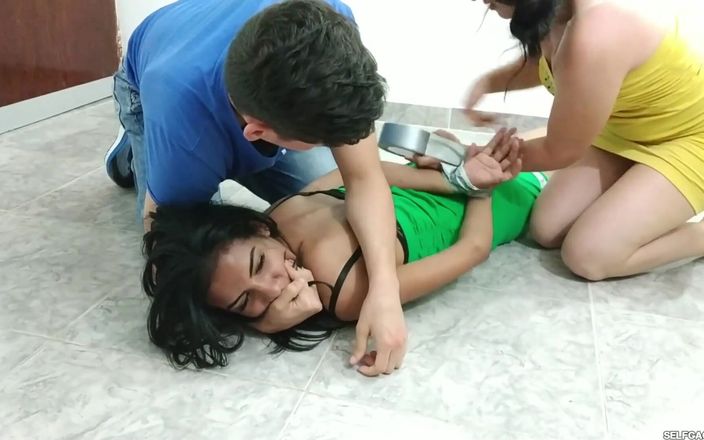 Selfgags Latina Bondage: Dikuasai berganda oleh adik tiri dan teman lelakinya!