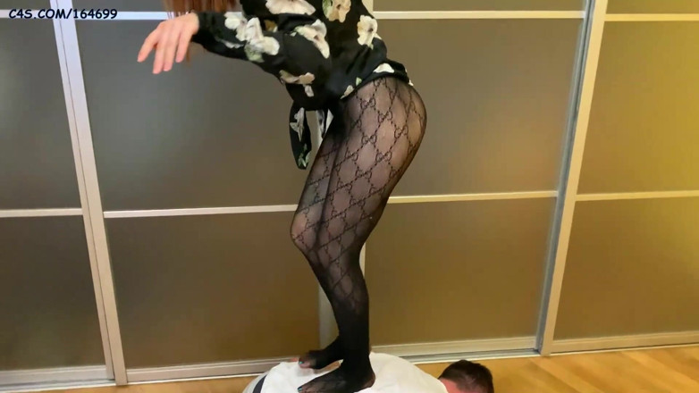Petite Princesses Femdom: Heet tenger meisje zittend op gezicht in visnetpanty en hoofd...