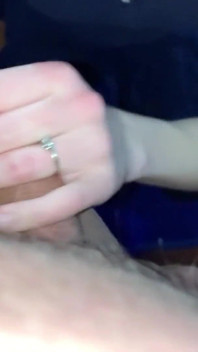 Obciąganie część # 2 połyka gorącą spermę swojego chłopaka po pracy