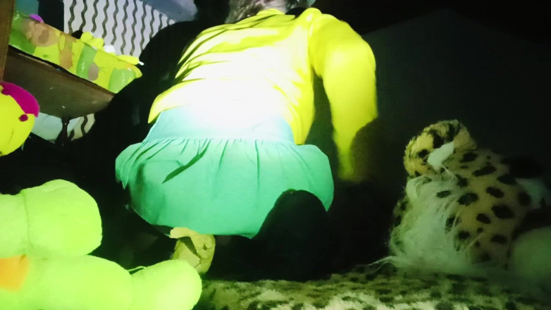 Culopeke: 一位穿裙子的年轻女子大开臀部。