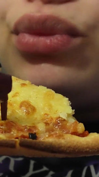 La cena gigantessa della pizza prende un turno selvaggio minuscolo diventa il condimento