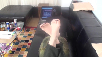 Foot Girls: Os pés de Xenia pendurados na música
