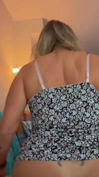 Üvey anne genç kızın randevus için hazırlanmalarına yardım ediyor!