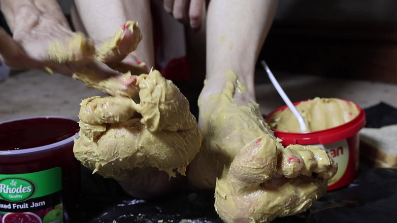 Gianna: Jordnötssmör, gelé och en fotfetischfantasi