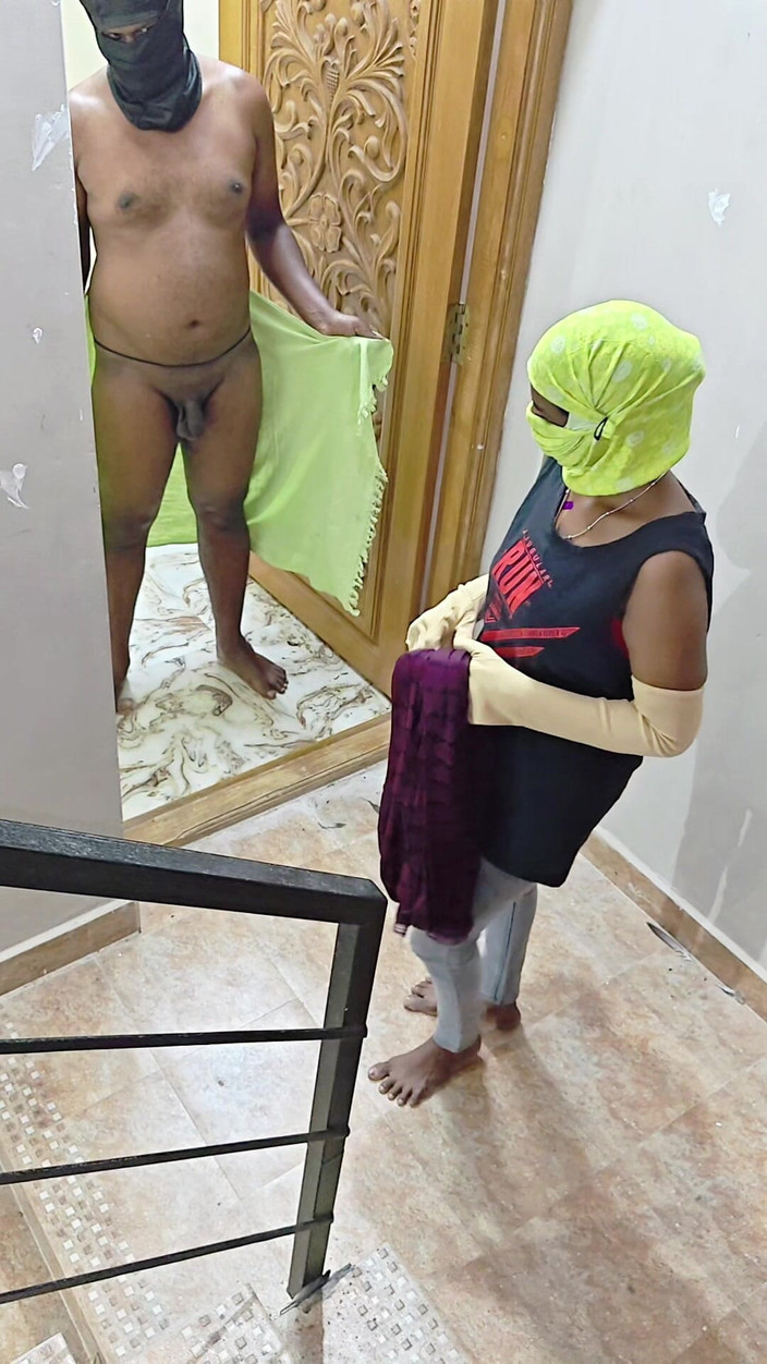 Thesana: Bachelor pojke och husägare styvdotter