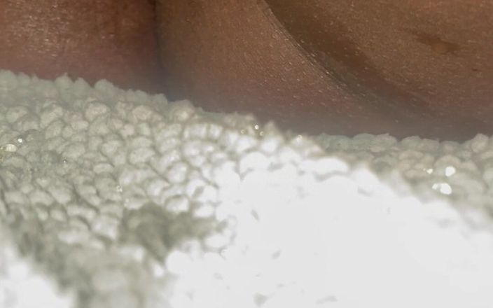 NaughtyMochaa: Ebony stříká s hračkou